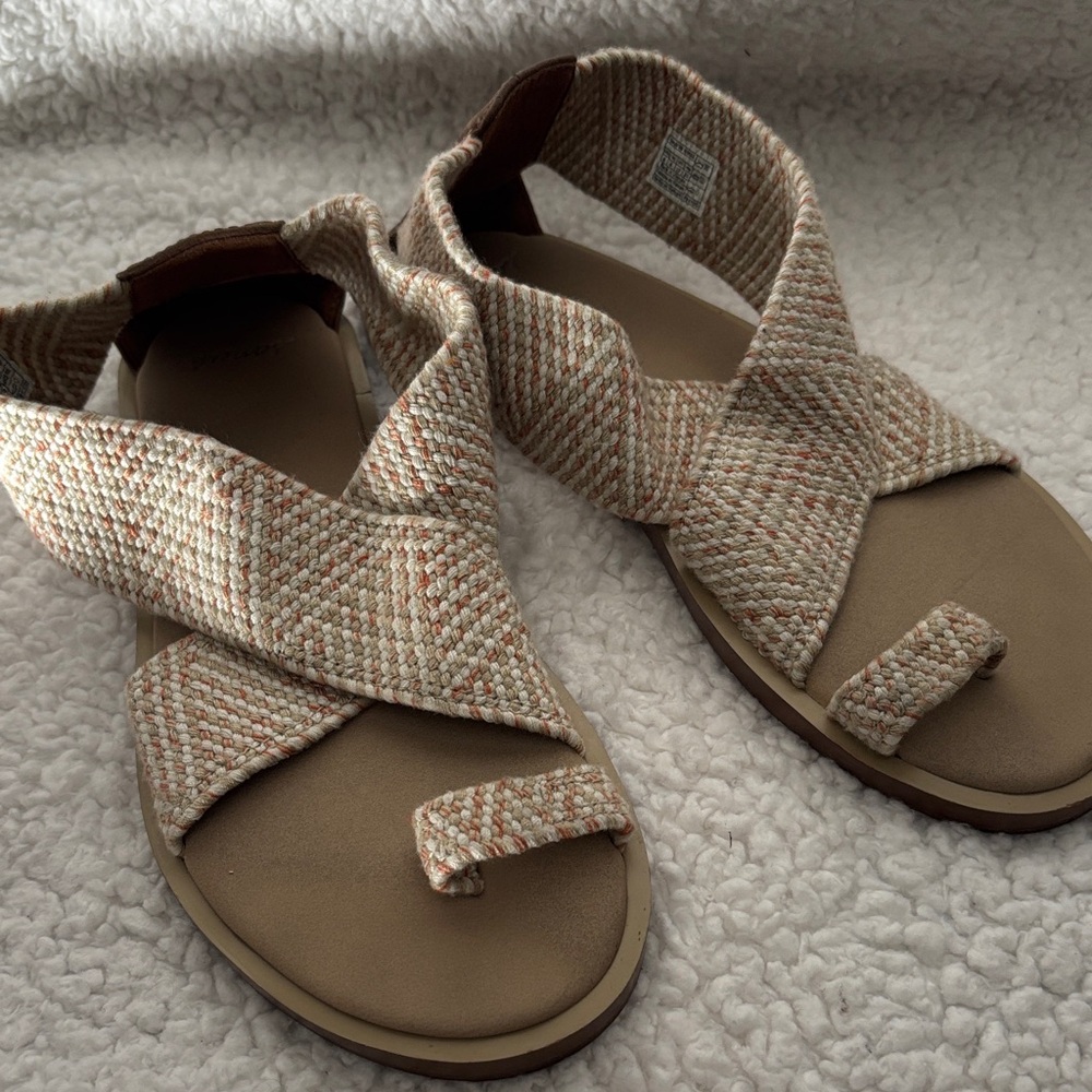 Sanuk Woven Crisscross Toe-Loop Sandals in Beige and Coral